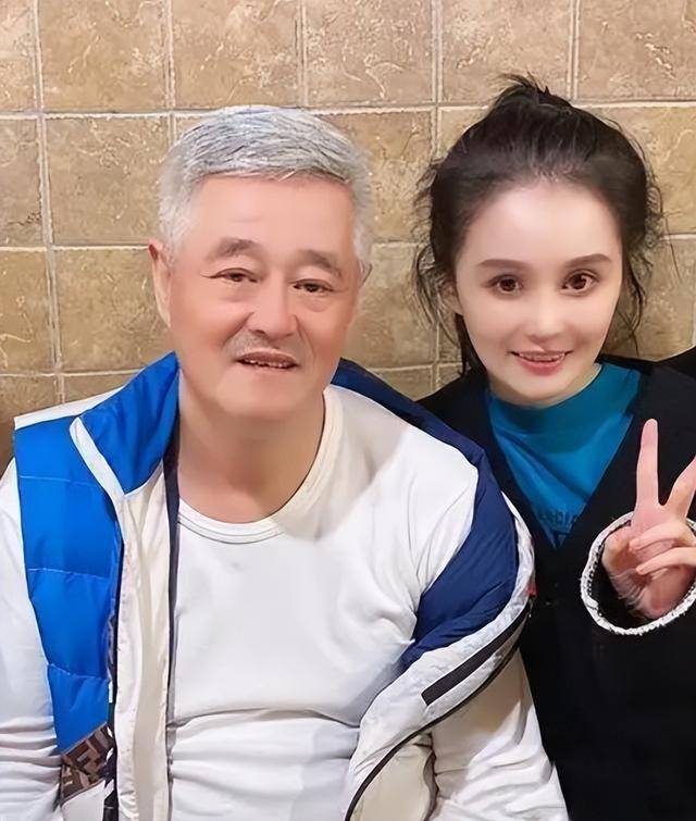 同爹不同命,赵大叔小女儿情人节秀结婚证,大女儿却