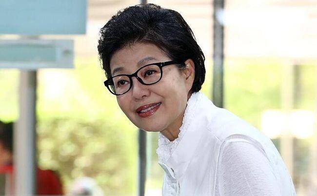 原创朴家三姐弟朴槿惠不婚妹妹嫁小14岁教授弟弟娶小16岁律师