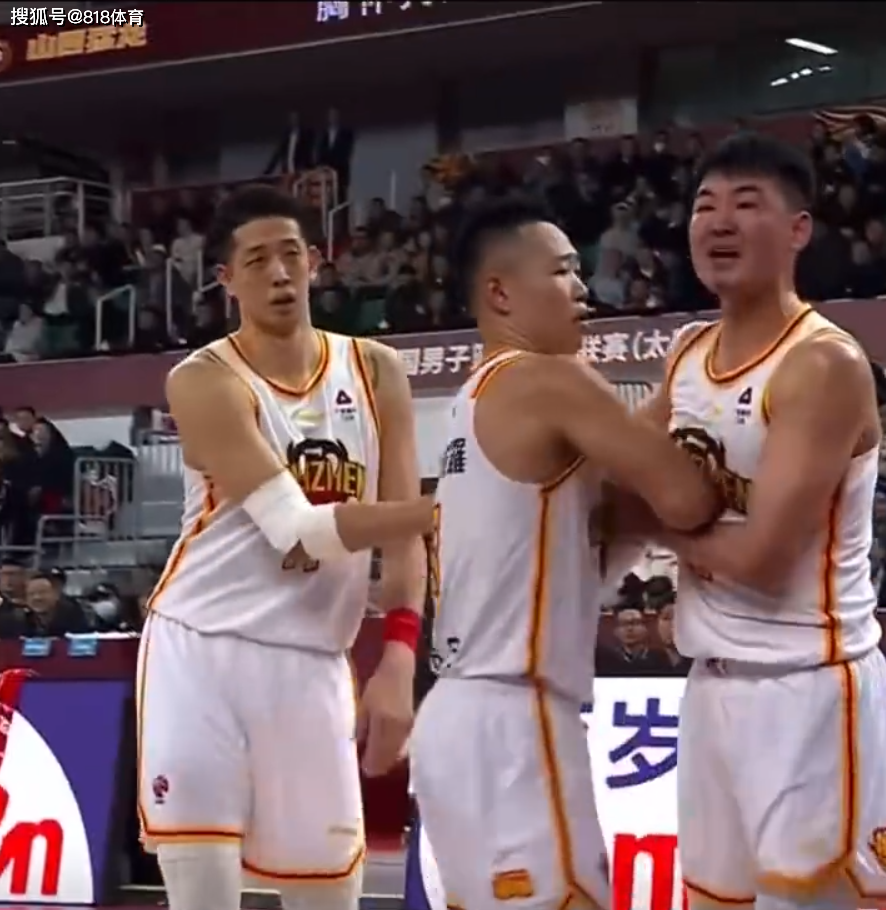 顾全继续骂裁判,贺希宁和沈梓捷上前阻拦,看到顾全骂骂咧咧问候自己