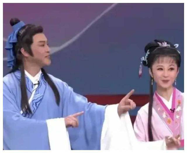 沙溢元宵妆容惊艳，何炅送撒贝宁特产，琵琶行小品笑料无限。-沙溢综艺节目有哪些2021