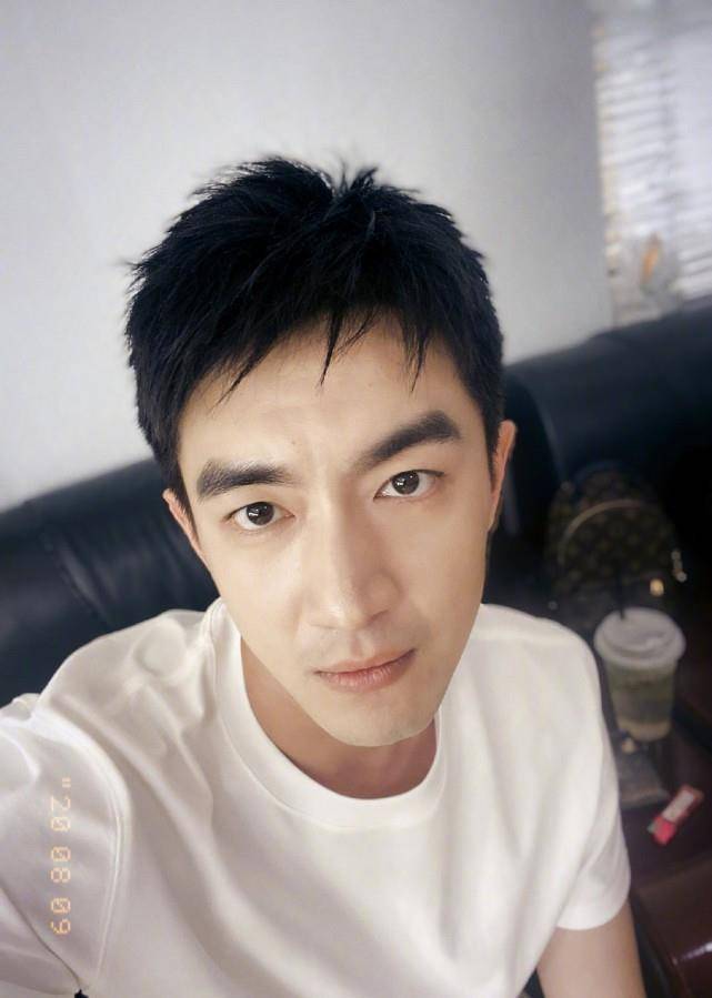 林更新发文:好像在哪见过,看了偶遇照片,到底是岳云鹏还是贾玲?