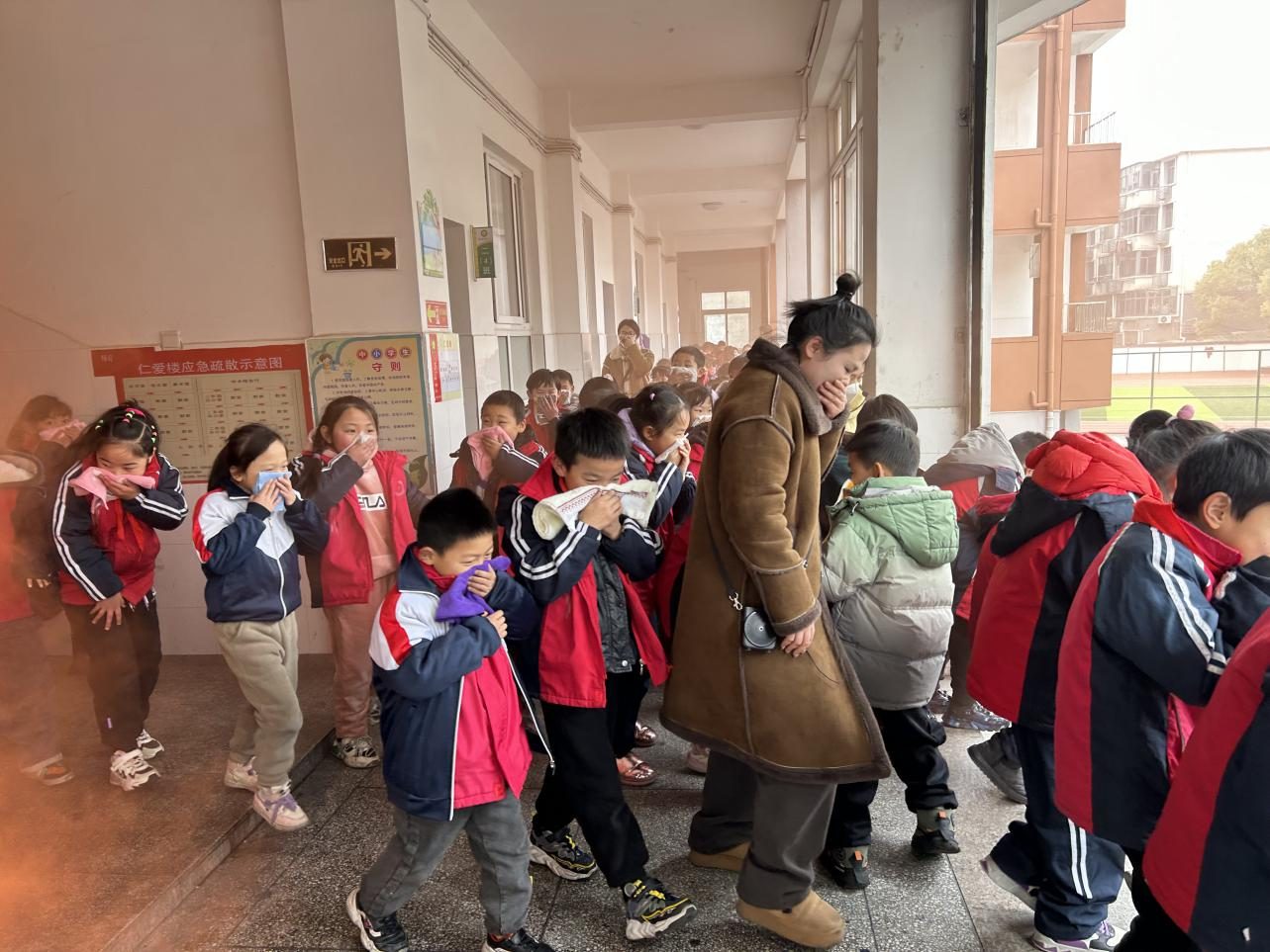 原创历时3分18秒南昌县莲塘第一小学开展消防安全应急疏散演练