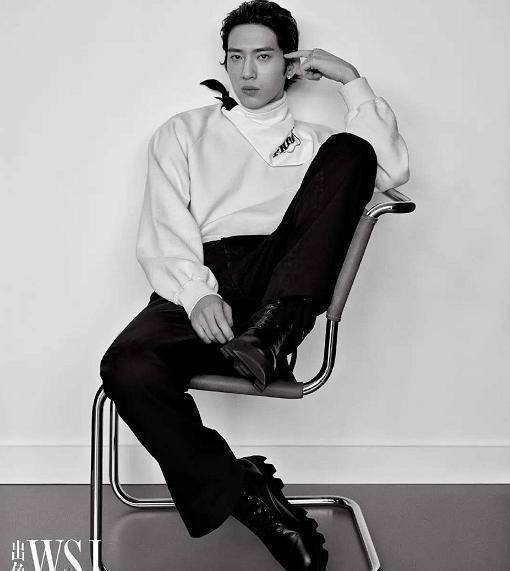 井柏然变霸道总裁,大背头二郎腿倒三角身材抢眼,大长腿不输超模_李佳