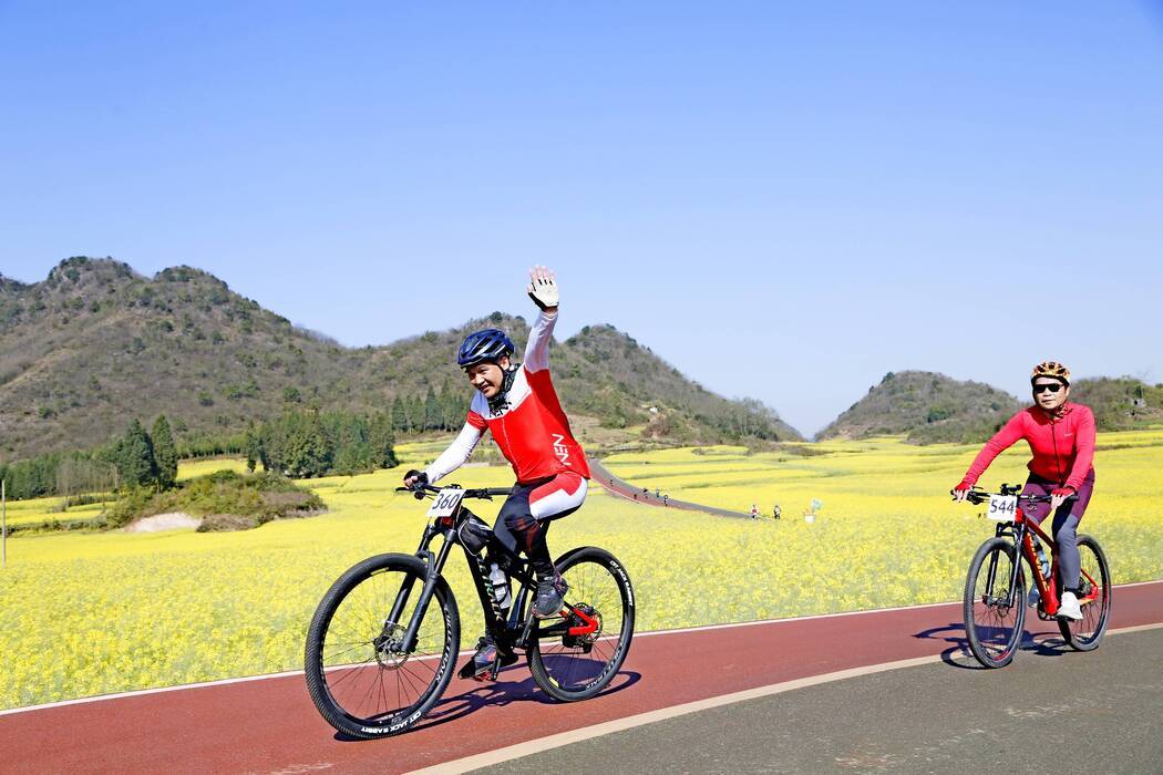 2024天天向上·云南罗平第九届花海山地自行车赛开赛_旅游_路口_男子