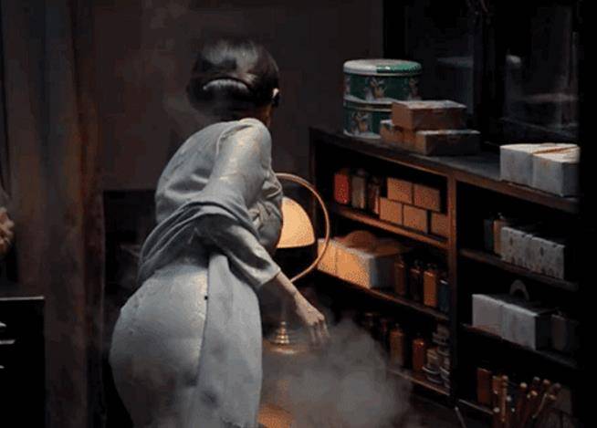 34岁杨幂才是真正的"时尚宠儿",穿旗袍弯腰那刻:这身材谁扛得住_女