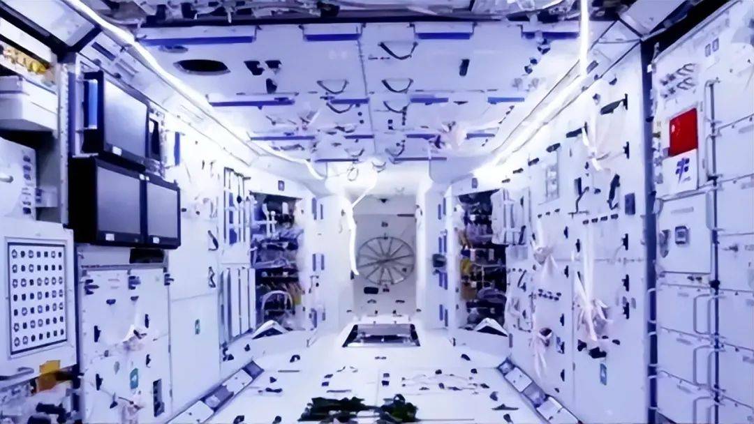 神秘床位曝光,太空实验舱有何独特设计?站着睡觉还是倒挂着?