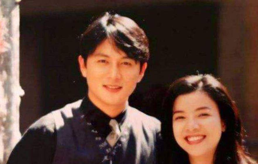 林欣缇的出现就像是赵擎在溺水时抓住的一根稻草,黑暗中的一缕曙光,没