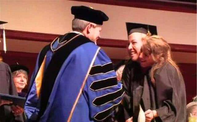 美国出现罕见"双头人",姐妹俩共用一个身体,却爱上不同男人_生活_时候