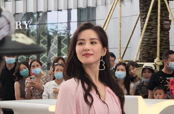 36岁刘诗诗现身活动,失去十级美颜,这生图确定不是"刘不修"?