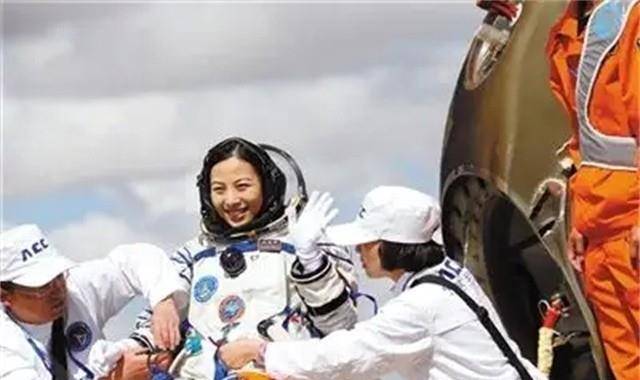 王亚平,一位漂亮的80后宇航员_空军飞行员_赵鹏_父母