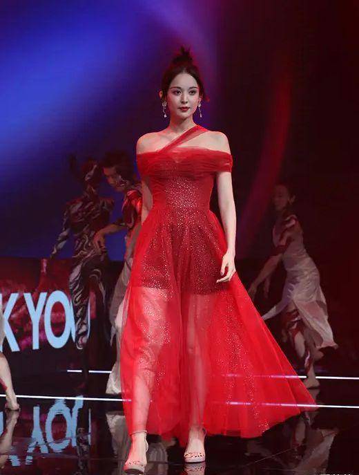 原创古力娜扎秀芭比身材裙子透光到仅剩一层纱谁知看清腰围懵了