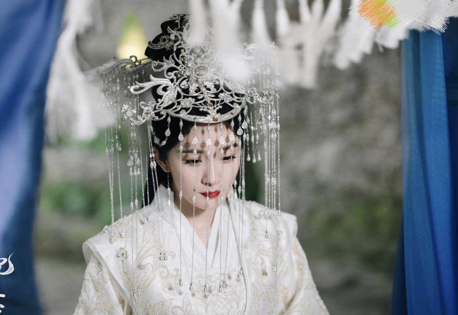 前几天,杨幂还客串了迪丽热巴的新戏《三生三世枕上书》,剧中杨幂的戏