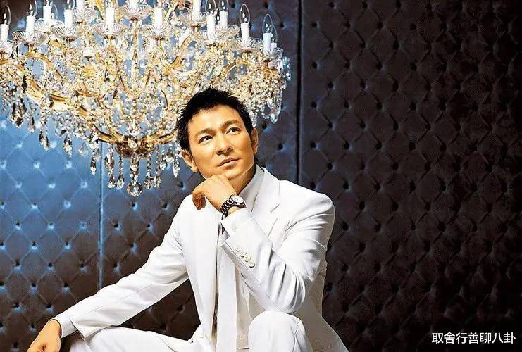 刘德华首次回应隐婚,在按摩师的提醒下,才发现16岁的粉丝藏在床底