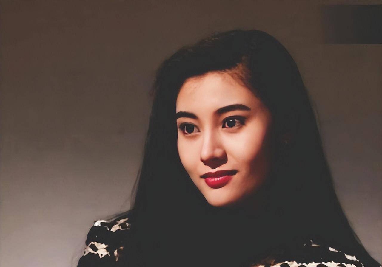 1992年,在拍摄《鹿鼎记》时,李嘉欣把脚趾戳进周星驰的鼻孔里