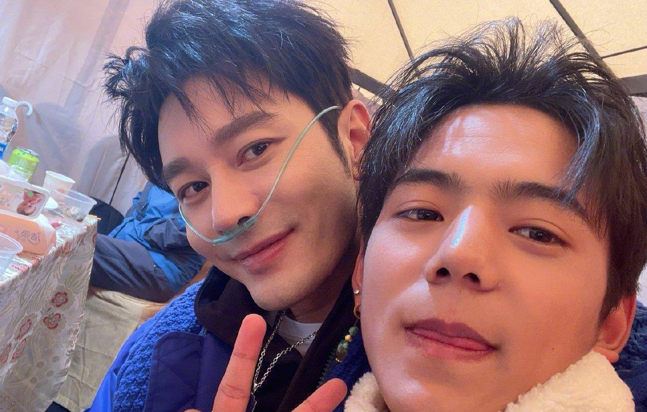 黄晓明插着氧气管与丁真合拍,自称有一点点缺氧,被