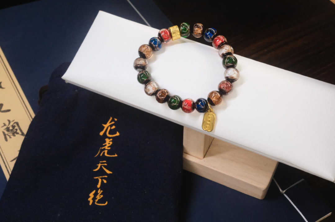 金木水火土,五行全聚{十全十美珠香灰琉璃手串}绿为木,寓意事业顺遂