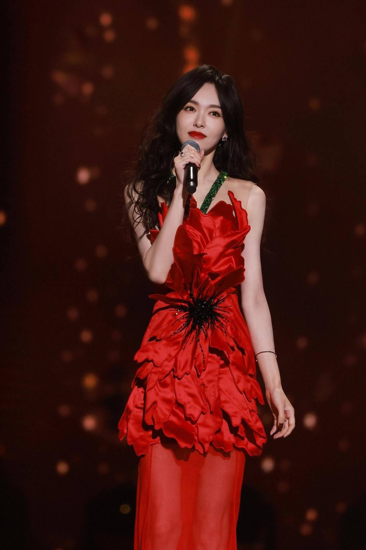 唐嫣罕见写真带火了一种新穿法:针织衫 二分裤 高跟鞋,时尚性感_红色