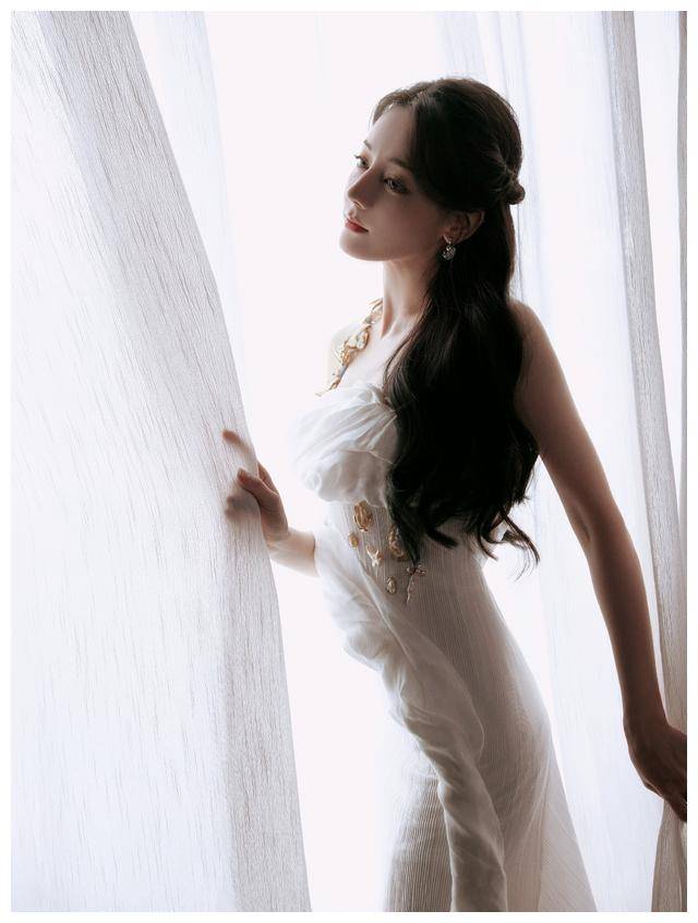 迪丽热巴白裙亮相仙女般下凡惊艳全场