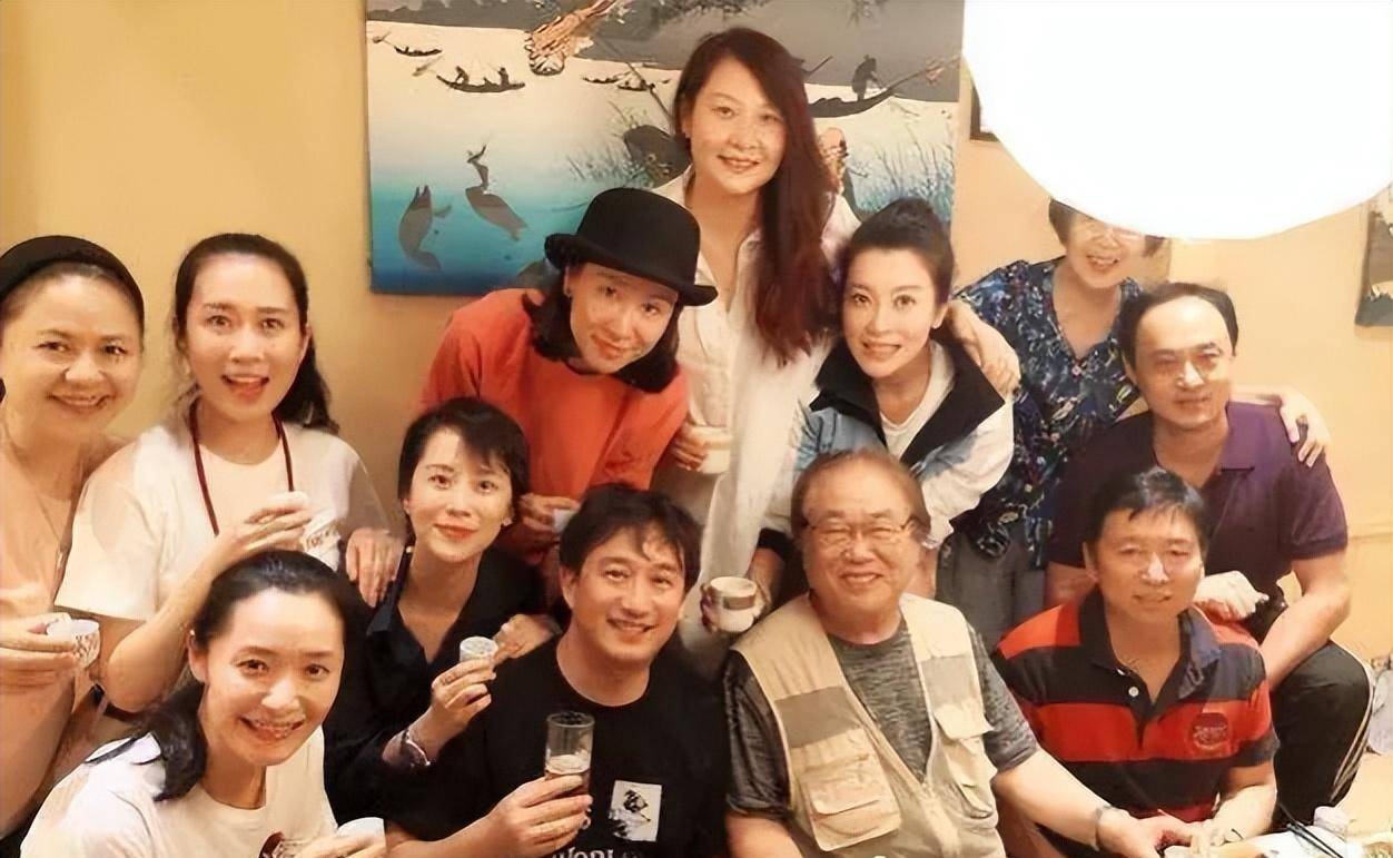 1999年,导演在宴会上找到海清,说陪一晚就能捧她,海清一口回绝_黄磊