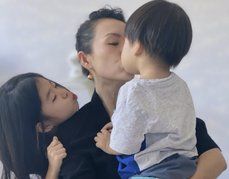 原创汪峰10岁二女儿罕见曝光4段感情收获4个孩子17岁大女儿颜值高