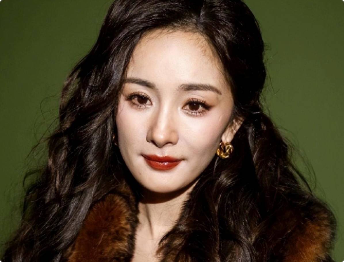 钟楚曦的腿,杨超越的唇,女星的性感,终于不藏了_时装周_沈梦辰_一身