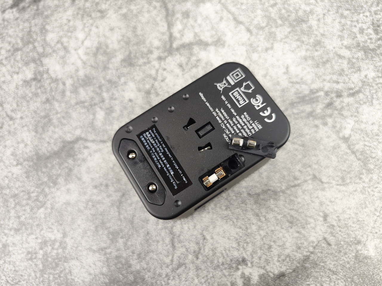 出国旅游充电不方便，那是你还没用威宝100国通用旅行转插头