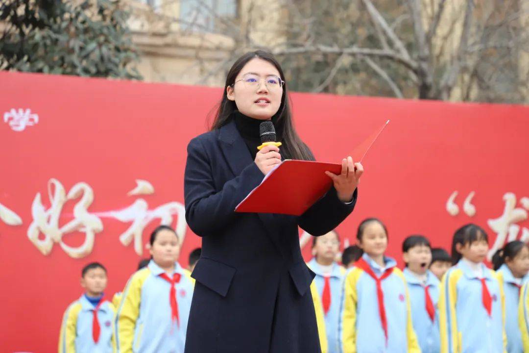 谭少锋老师主持了本次升旗仪式的颁奖.