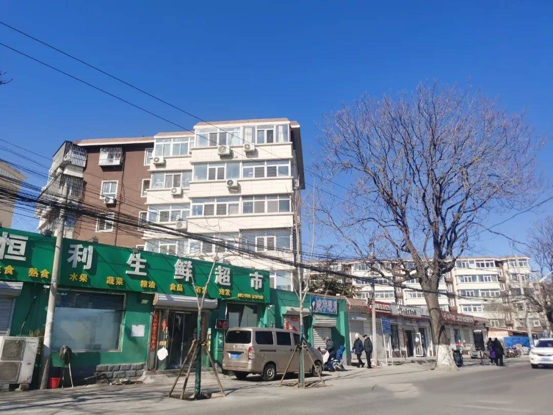 工地周边周边环境属实一般,南侧和西侧的城中村既视感很强,而且这种老