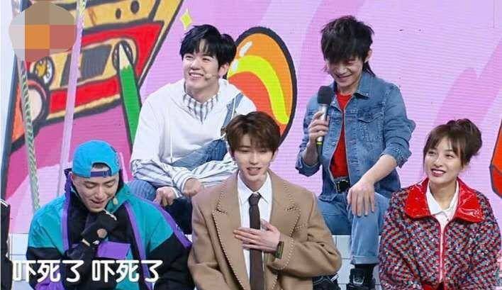 还拍了拍自己的胸,这一个动作也是很搞笑,除了蔡徐坤表现得比较害羞