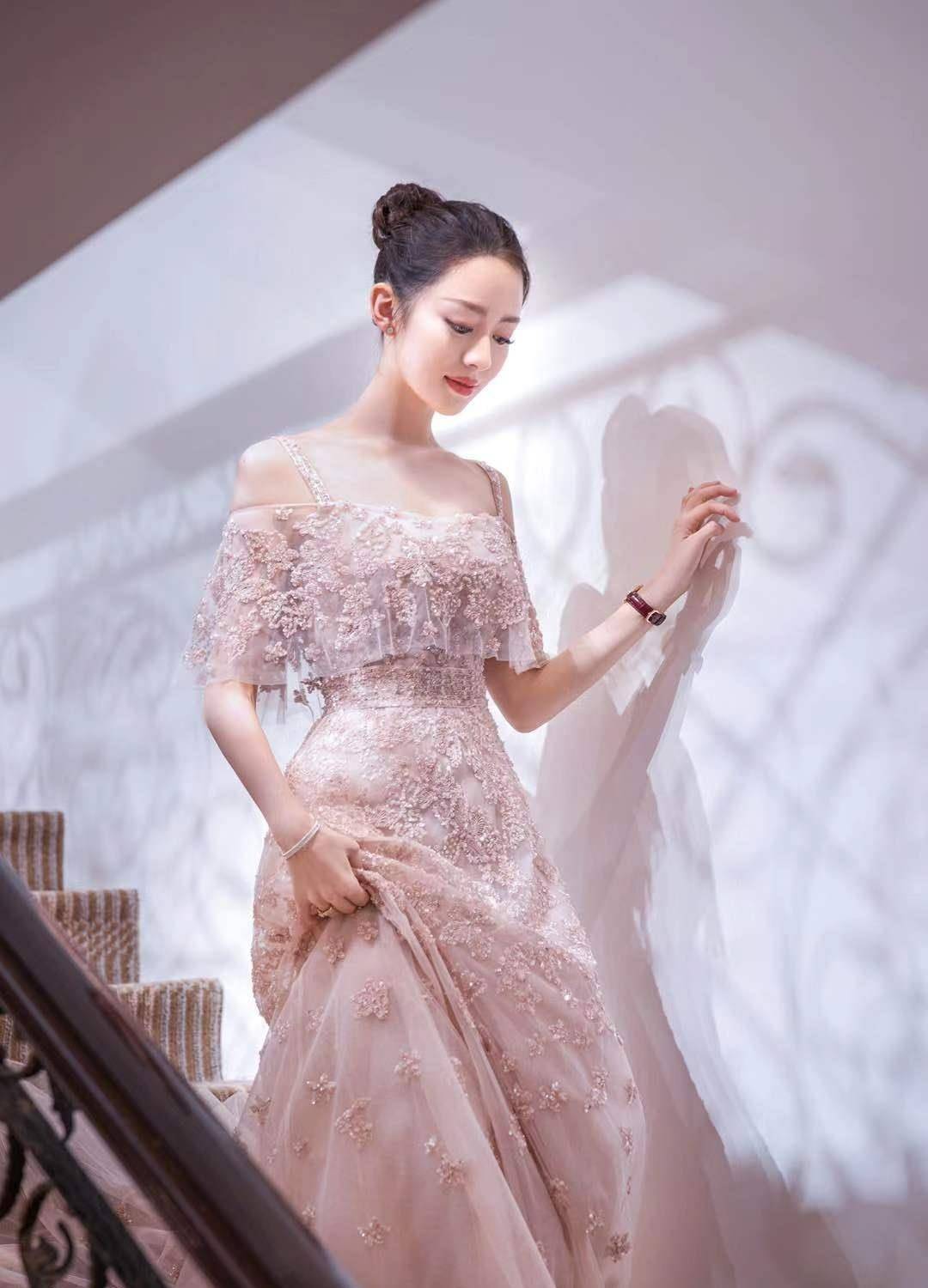 原创吉娜罕见淡妆镜头扫到腹部还以为自己眼花网友是有小baby了吗