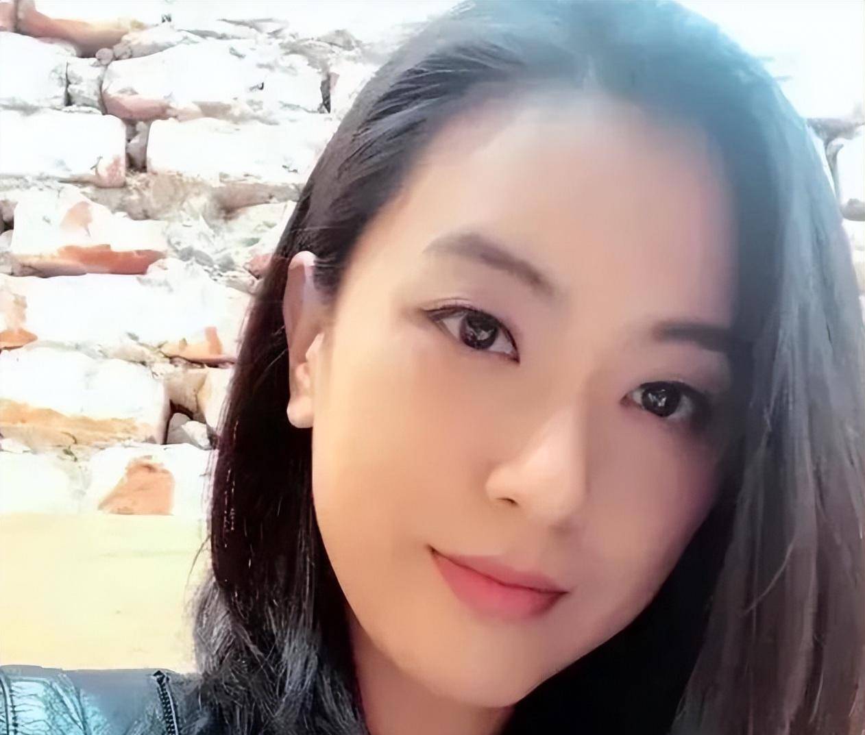 2010年,姜文筹拍《让子弹飞》时,让小助理临时顶上,竟一爆红_赵铭