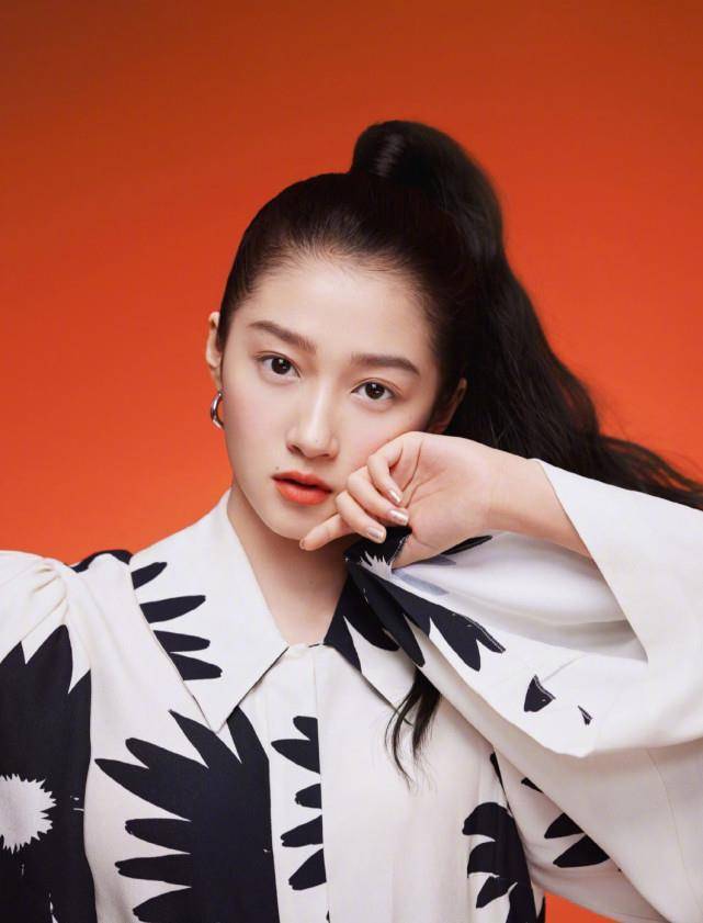 关晓彤秀封面大片,高马尾蓝耳朵酷飒十足,侯明昊这还是你的郡主吗