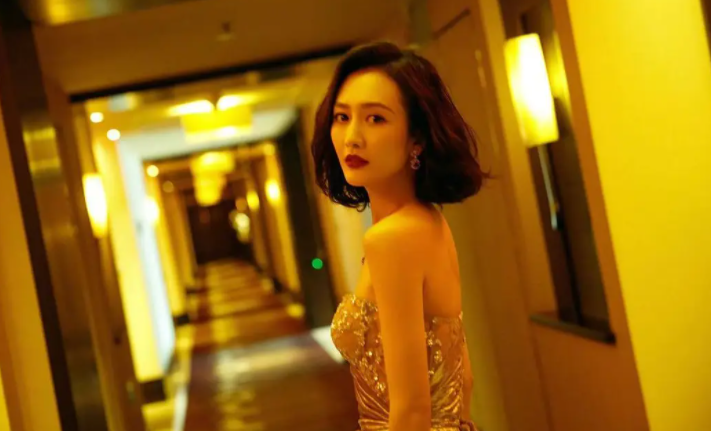 42岁王鸥产后复工机场生图曝光,身材发福脸色憔悴,婚姻状态成谜_杨幂