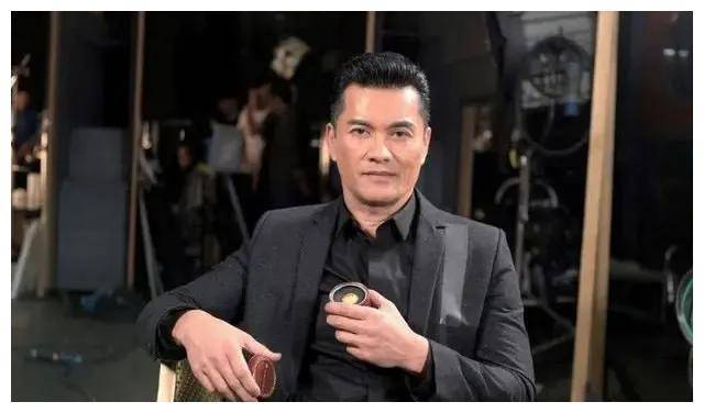 吕良伟逆生长的不老传说披荆斩棘穿越时光