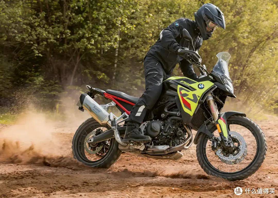 2024 款宝马 f 900 gs 可安装 enduro pro 套件,以提高越野性能.