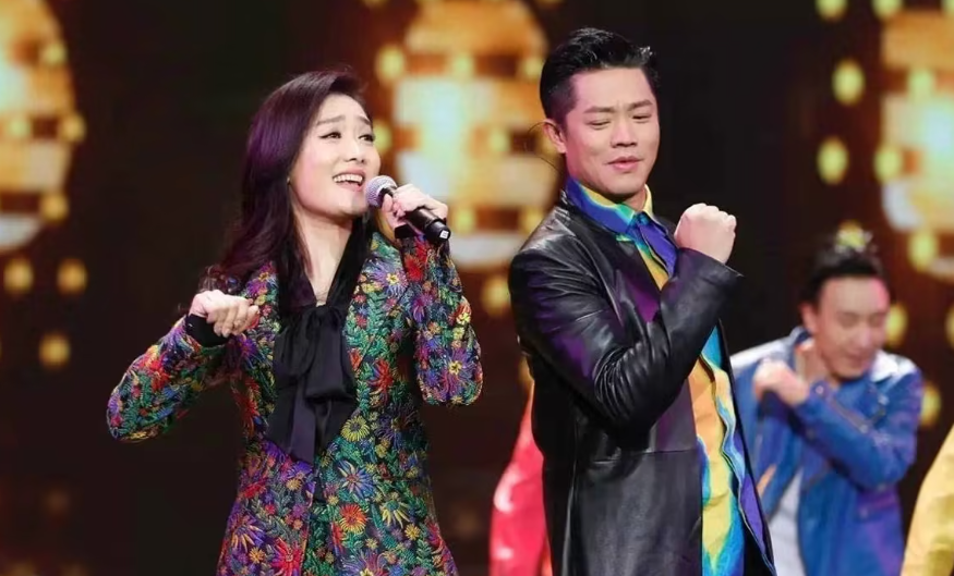 玲花官宣4月20日凤凰传奇出道20周年巡回演唱会开唱