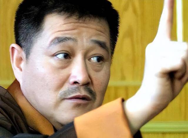 因为太美丽被赵本山看中,结果拒绝喝酒被"封杀",今回农村教书