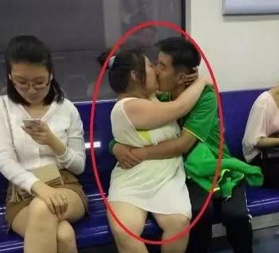 搞笑图片搞笑段子，看到这对情侣秀恩爱，我以后都不敢坐地铁了