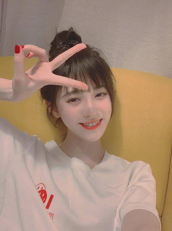 鞠婧祎狂晒18张库存照,从素颜到浓妆,清纯时尚随意切换,果然是直男