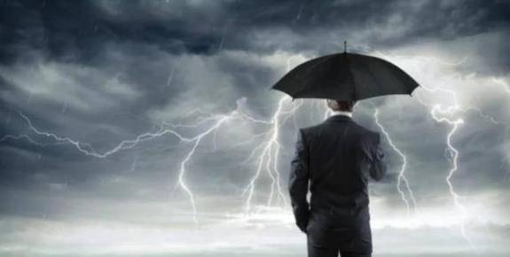 原创男子10年内被雷击3次导致全身瘫痪死后墓地还被闪电击中