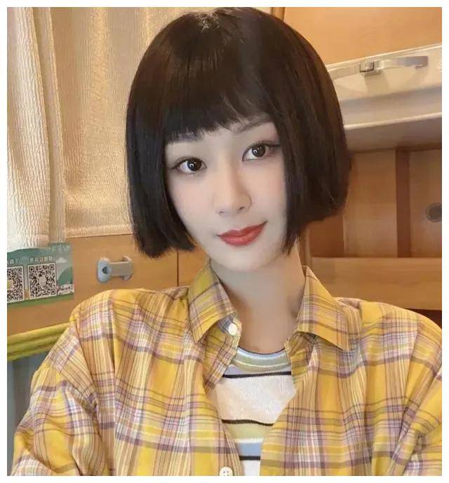 杨紫主演新电影票房破80亿,身份成争议焦点,赵丽颖遭牵连?