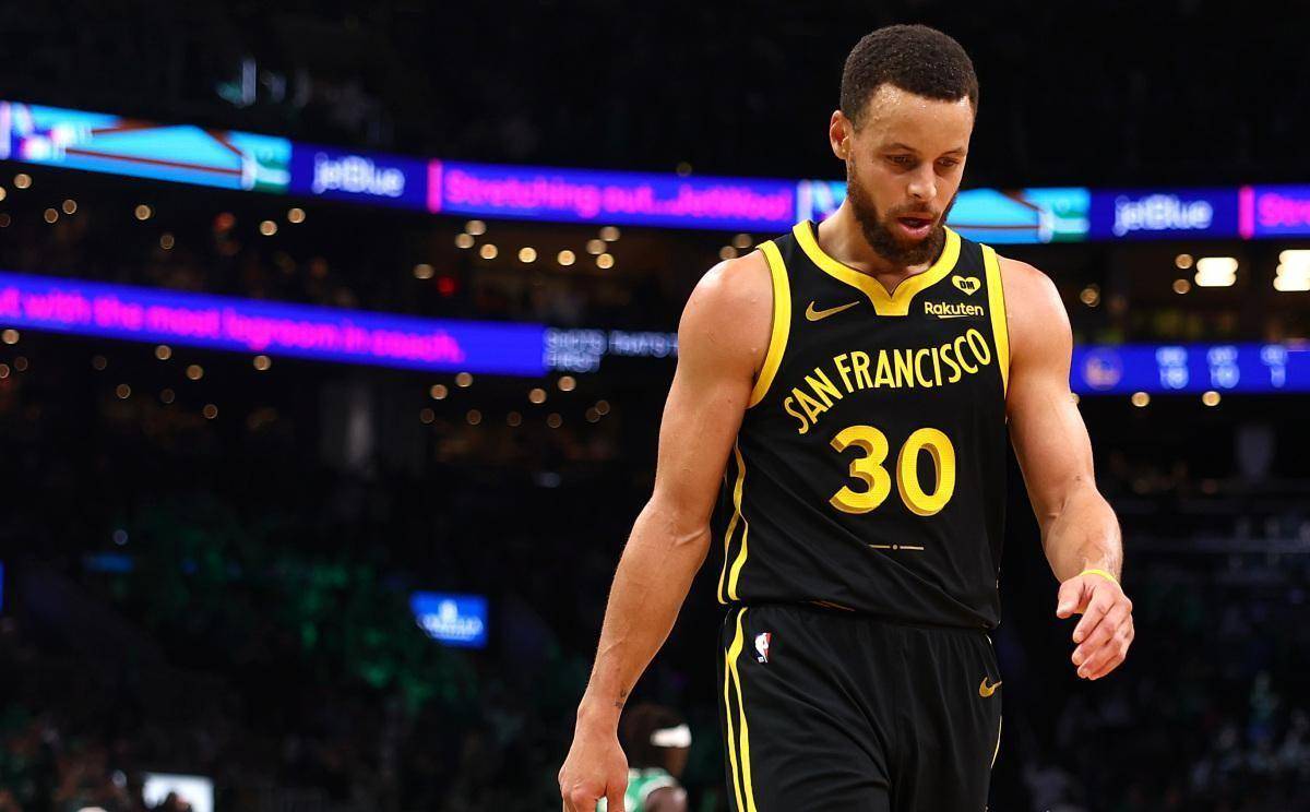 库里本赛季第三次单场三分球命中0个!