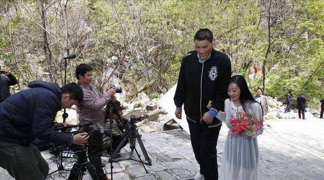 身高2米46的亚洲第一巨人,因伤放弃篮球,为单身发愁上网征婚_赵亮