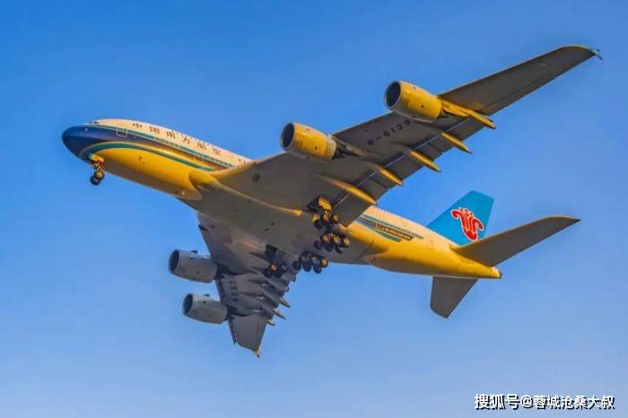 在南航首架a380服役的2011年,国航就引进了中国大陆的首架波音777-300