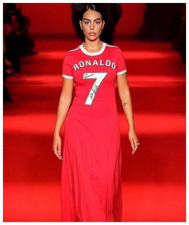 乔治娜惊艳亮相!融合c罗曼联7号球衣礼服登场,巴黎时装周瞩目.