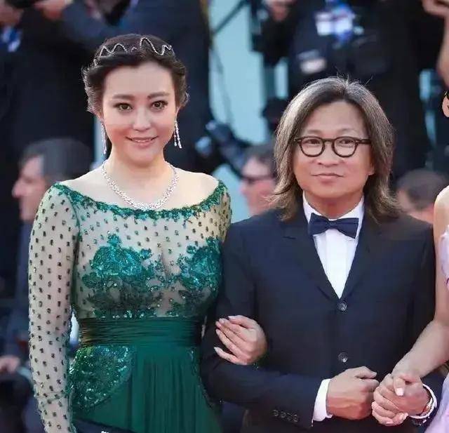 郝蕾一身绿色薄纱裙出席某活动,陶醉在清新的气息之中,简直美得像一幅