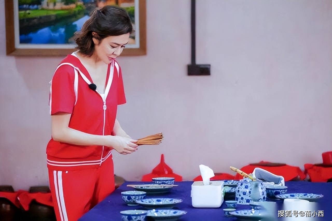 61岁的关之琳为装嫩太狠了,穿红色运动套装录节目,硬要穿成90后_时尚