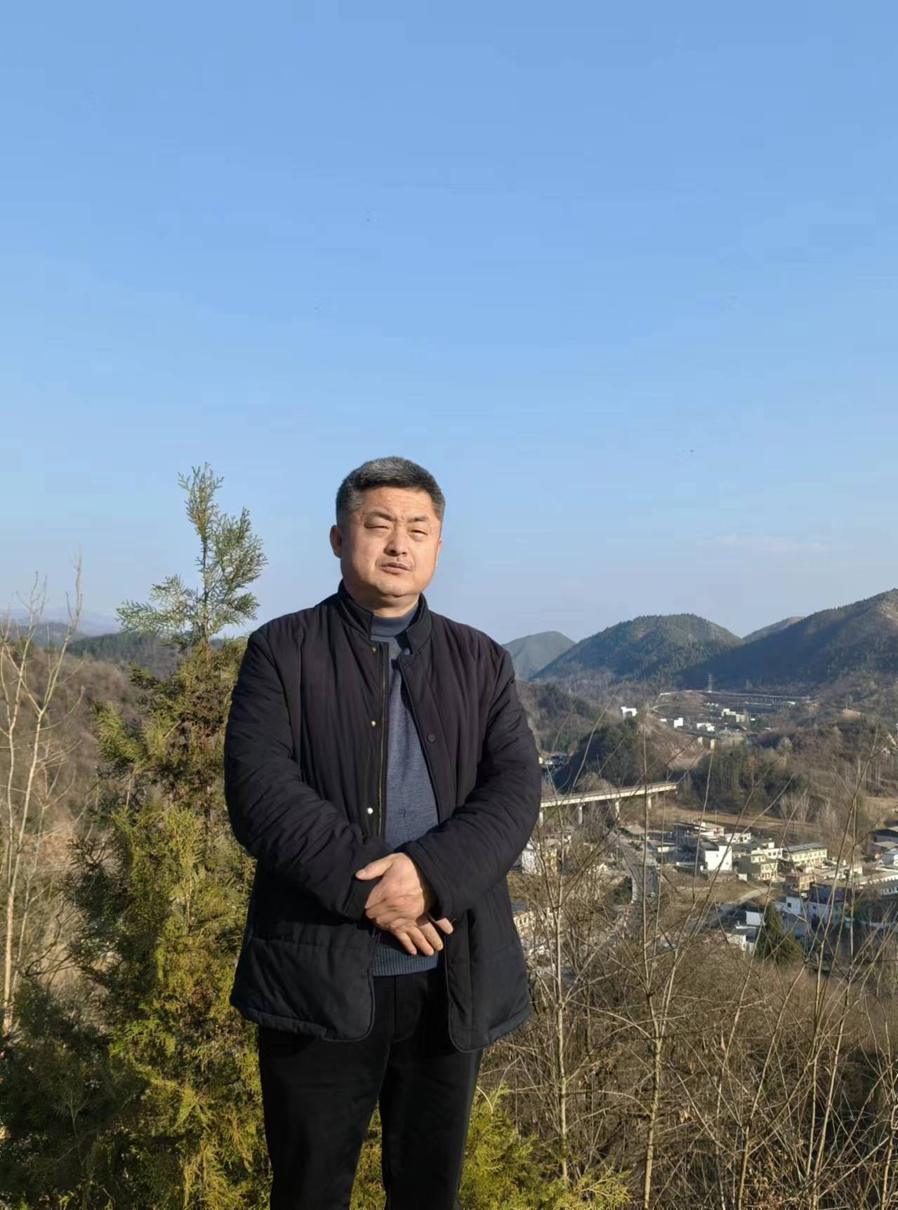 徐锋画家已具备大艺术家的要素,正迈着坚实的步伐,稳步前进