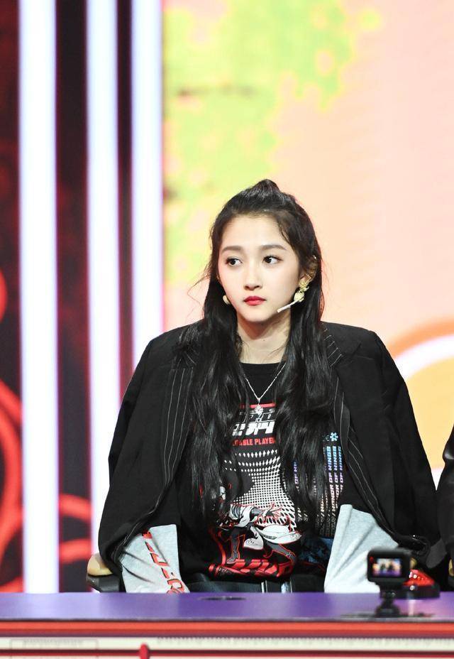 关晓彤百变造型亮相《王牌对王牌》,又酷又甜,不愧是dancer彤