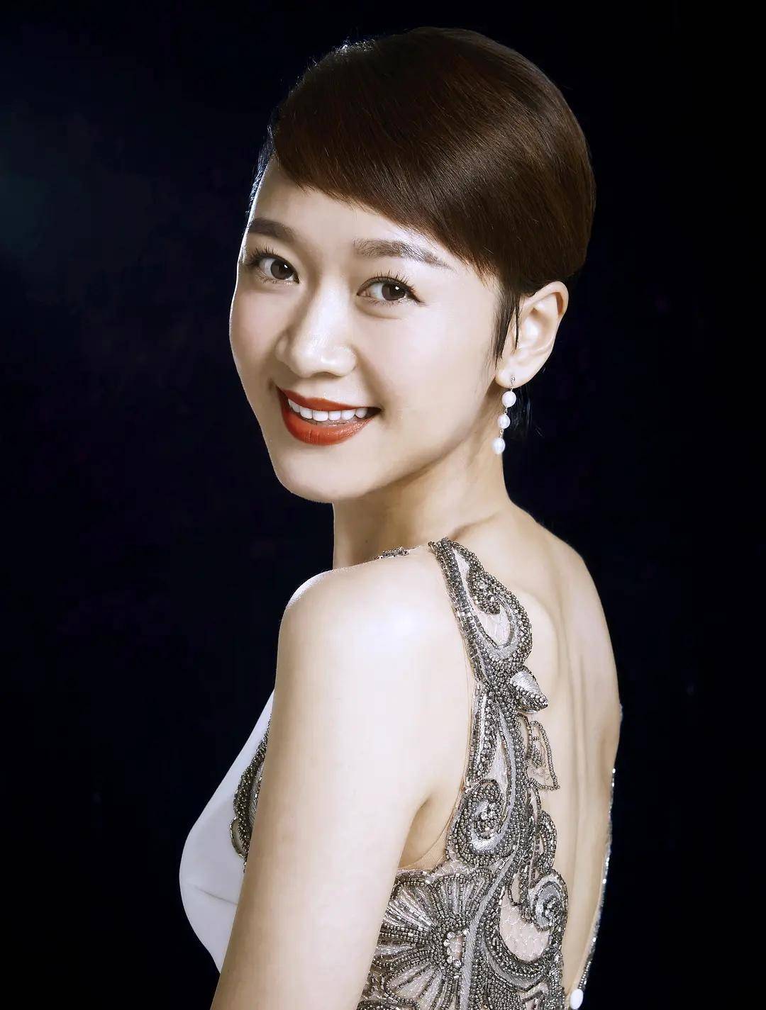 她只在一场戏中露过脸(赵雅莉饰演)《冰猎》中的许多女孩出现的时间都